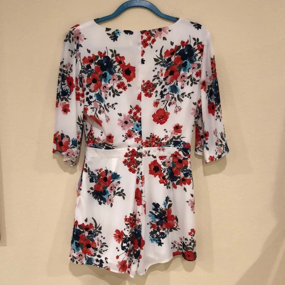 Cupcakes and Cashmere Kieri Floral Romper - Picture 4 of 6